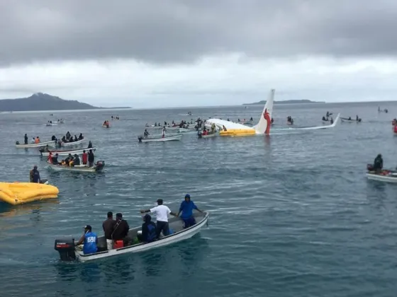 Insólito: Un avión cayó a una laguna y se salvaron todos los pasajeros