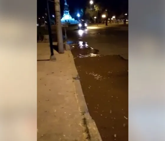 Vecinos denuncian un nuevo derrame de líquidos en la Cervecera Salta. VIDEO