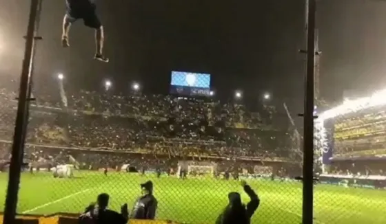 Tremenda caída de un hincha de Boca (VIDEO)