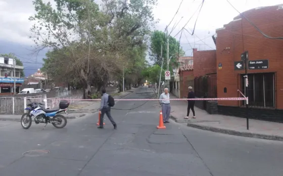 Un camión derribó tres postes de luz y se dio a la fuga