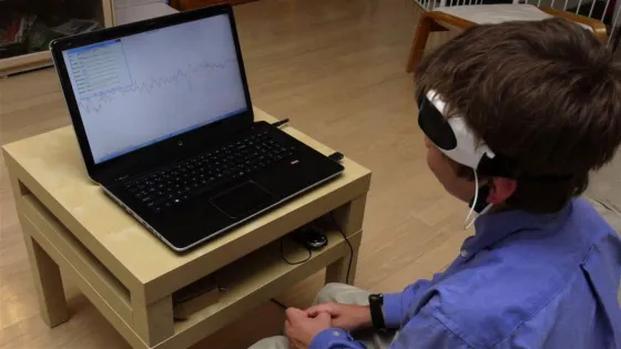 Una de las vinchas desarrolladas por Neurosky, una compañía especializada en detectar patrones de ondas cerebrales, una tecnología que Facebook quiere