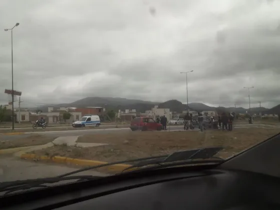 Se registró un choque en una peligrosa rotonda del barrio El Huaico