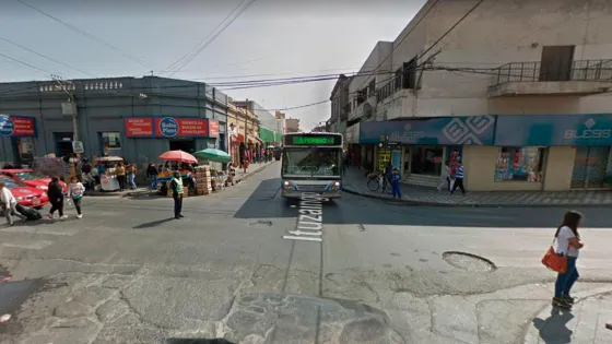 Tremendo: Un colectivo embistió a un peatón en pleno centro