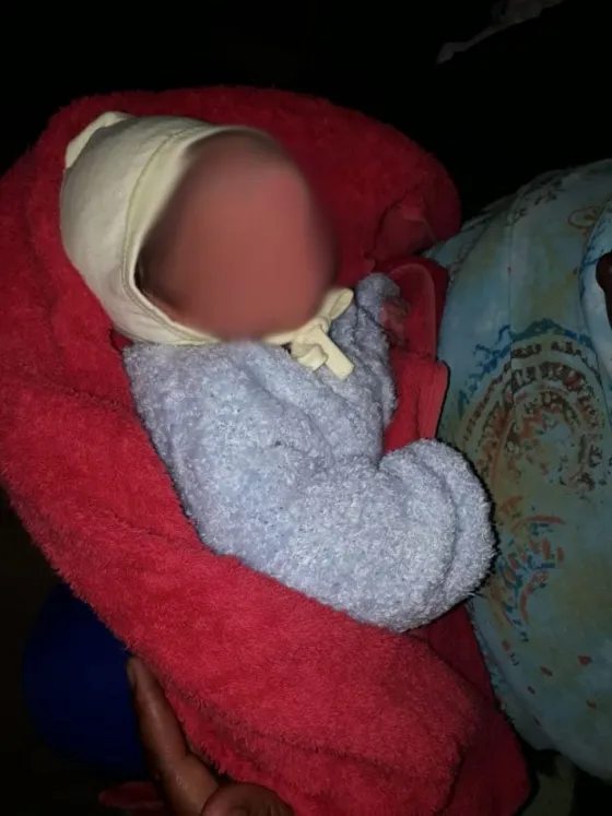 Encontraron a un bebé abandonado en una vivienda en construcción