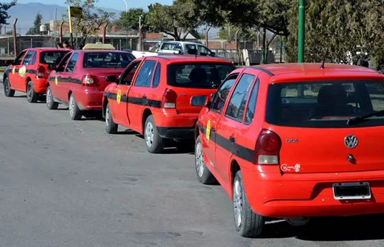 Taxistas amenazan con escrachar estaciones de servicio