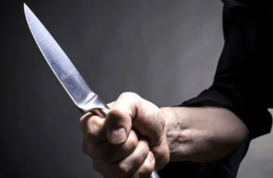 Apuñaló a una mujer en presencia de su pequeño hijo