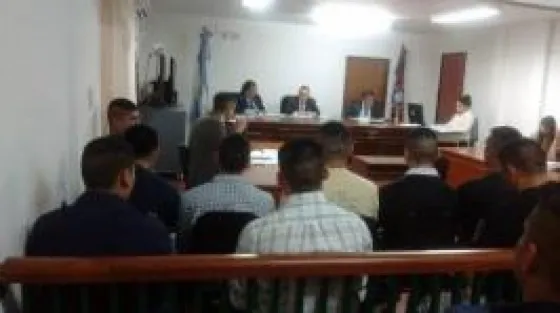Condenaron a seis hombres por abusar sexualmente de dos detenidos