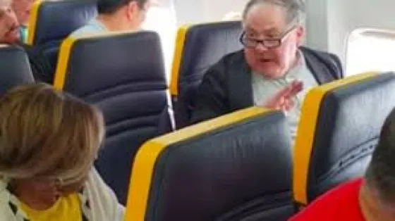 ¡Indignante! Un hombre se negó a sentarse al lado de una mujer negra durante un vuelo. VIDEO