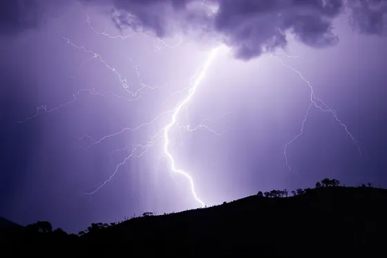 Un policía falleció tras recibir una descarga eléctrica por la caída de un rayo