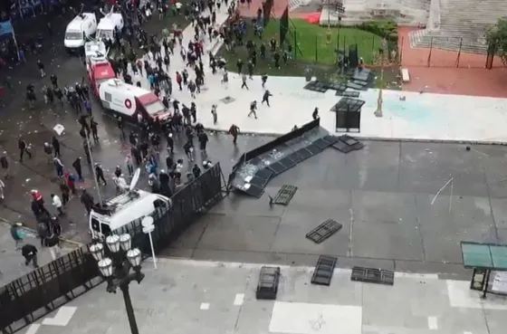 Graves incidentes frente al Congreso: hay 9 detenidos