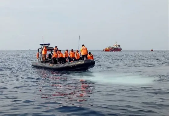Conmoción: Un avión con 189 personas a bordo se estrelló en el mar en Indonesia