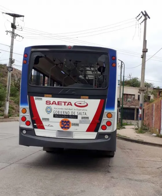 Como en "Relatos Salvajes": No quería pagar el boleto y terminó rompiendo un colectivo