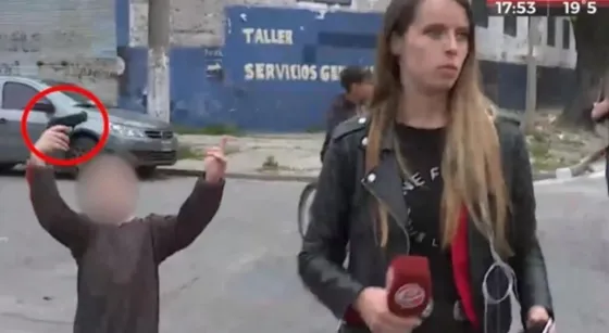 Dos niños increparon con armas de fuego a una periodista y un camarógrafo