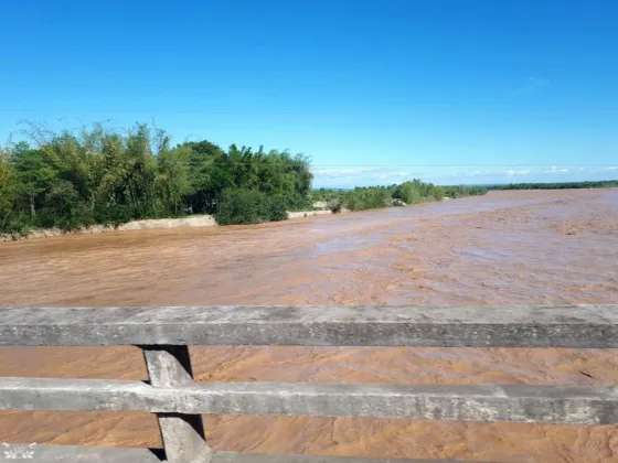 Orán: 12 personas quedaron atrapadas por la crecida del Río Pescado