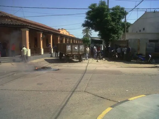 Trabajadores de la Municipalidad de Orán realizaron una protesta