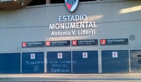 Hinchas de Boca pintaron el Monumental