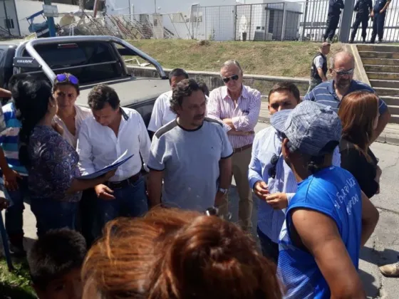 El intendente Gustavo Sáenz reunido con vecinos de la zona