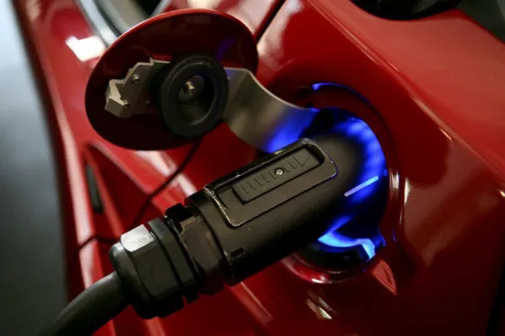 Se vienen cargadores para autos eléctricos en estaciones YPF