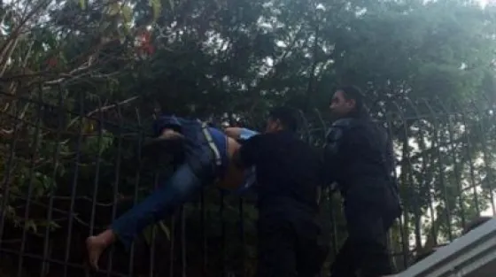 Ni para eso: Entró a robar y quedó enganchado en una reja