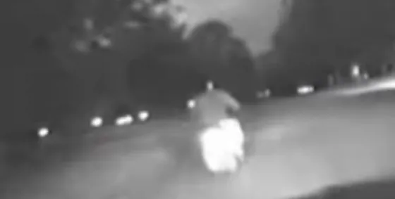 Mirá la insólita estrategia de la policía británica para detener motochorros. VIDEO