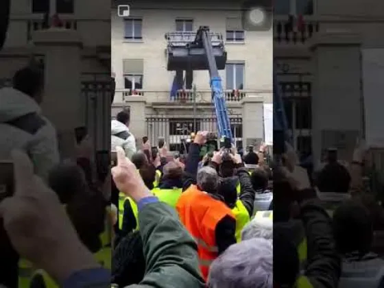 Así protestan en Francia: Tiran excremento en la Casa de Gobierno (VIDEO)