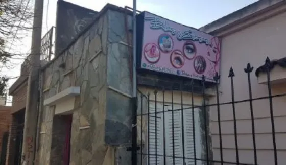 Encerró a su bebé en el auto para ir a la peluquería