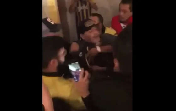 Maradona se agarró a las piñas luego de perder la final. VIDEO