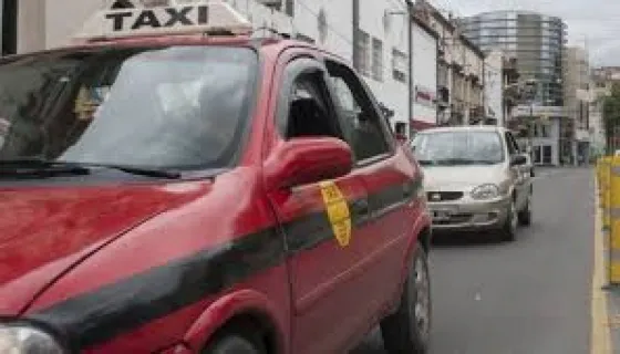 Taxistas y remiseros marcharán mañana en contra de Uber