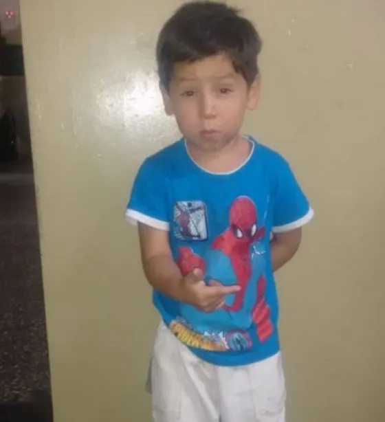 Buscan a los padres de un niño de 3 años