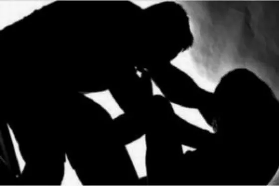 Intentó robarle el celular y la atacó sexualmente