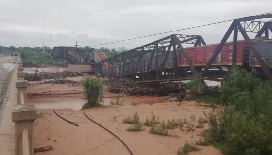 ÚLTIMO MOMENTO: Cedió un puente del río Colorado cuando pasaba el tren (VIDEO)