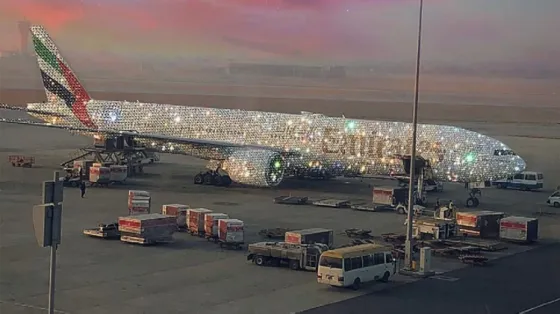 Aerolínea de Dubai presentó un avión cubierto de diamantes