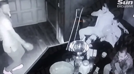 Se viralizaron imágenes de los jugadores del Arsenal consumiendo 'hippy crack'. VIDEO