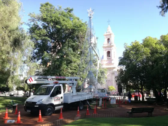 Mañana encenderán el arbolito de Navidad en la plaza 9 de Julio