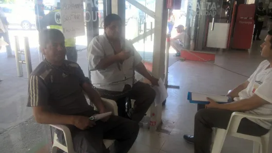 Encadenado en la Municipalidad amenaza con quitarse la vida