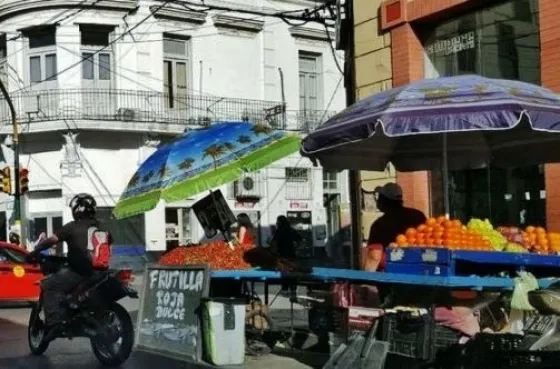 Detuvieron a dos conocidos carreros por vender “sabrosas” naranjas con “yapa”