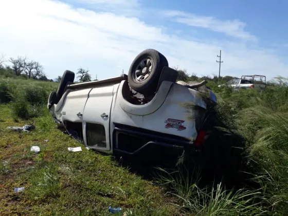 Un colectivero se llevó por delante a una camioneta estacionada