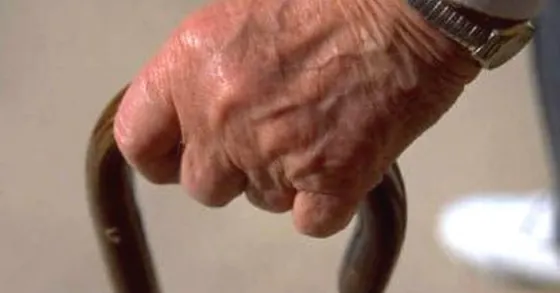 Detuvieron a dos personas por atacar violentamente a un anciano