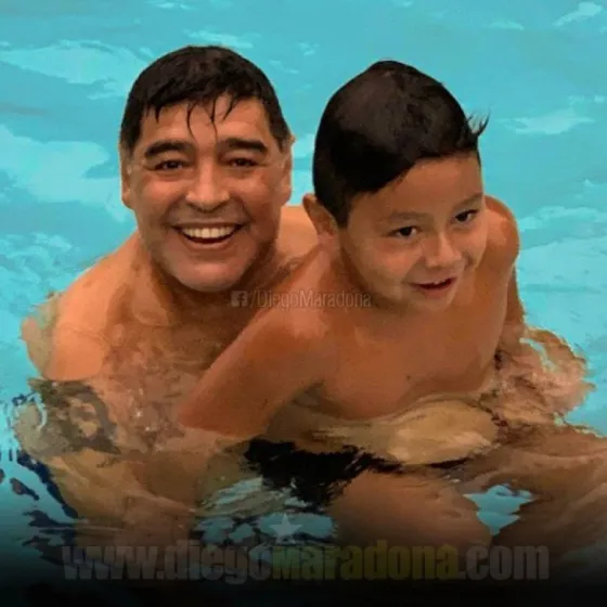 ¿Qué pasó? Maradona borró un mensaje escrito en la foto con su hijo