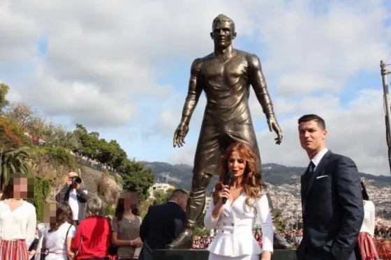Mirá lo que hacen los turistas con la estatua de Cristiano Ronaldo