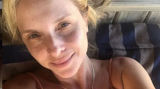 Carla Peterson muy picante con una seguidora