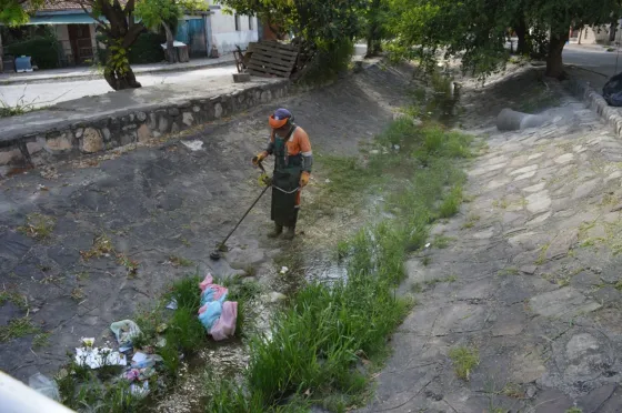 Solicitan a los vecinos no arrojar residuos a la vía pública