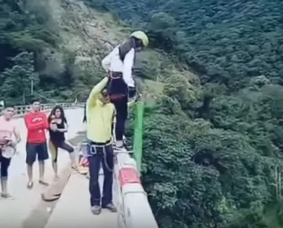 Una mujer se accidentó al saltar en bungee jumping, mira el vídeo!