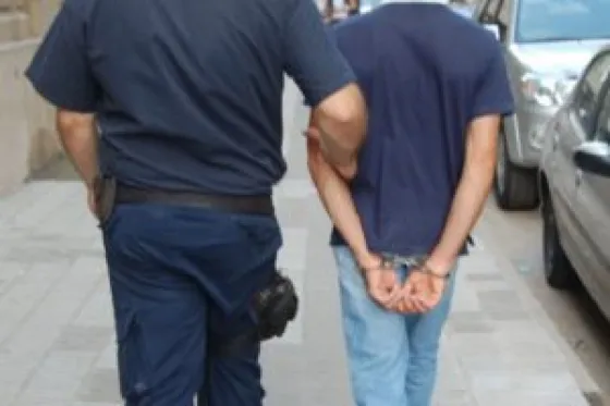 Golpeó a su ex novia y la atacó con un martillo