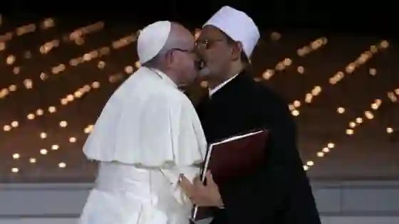 ¿La viste? La foto del beso del Papa con un imán que recorre el mundo