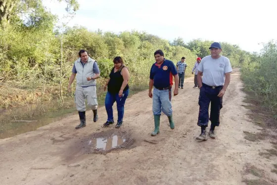 Evacuaron a 98 familias del paraje Montecarmelo