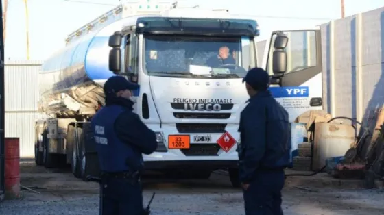 Los descubrieron mientras robaban combustible de un camión cisterna