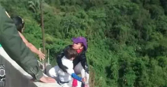 Estremecedor: Madre se lanzó al vacío desde un puente con su hijo