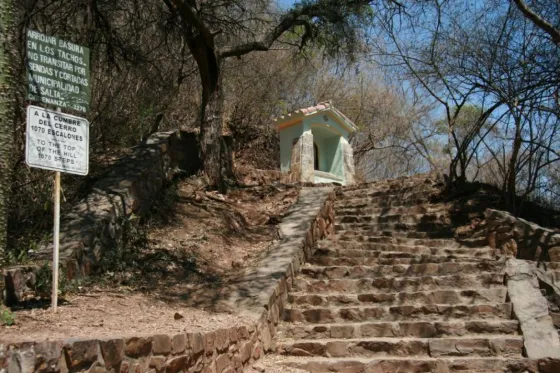 El acceso a las escalinatas del cerro San Bernardo estará restringido por las noches