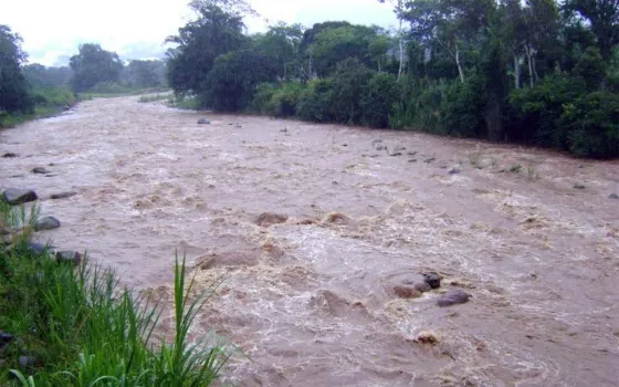 ¡Atención! Complicaciones en Vaqueros por la crecida del Rio Wierna